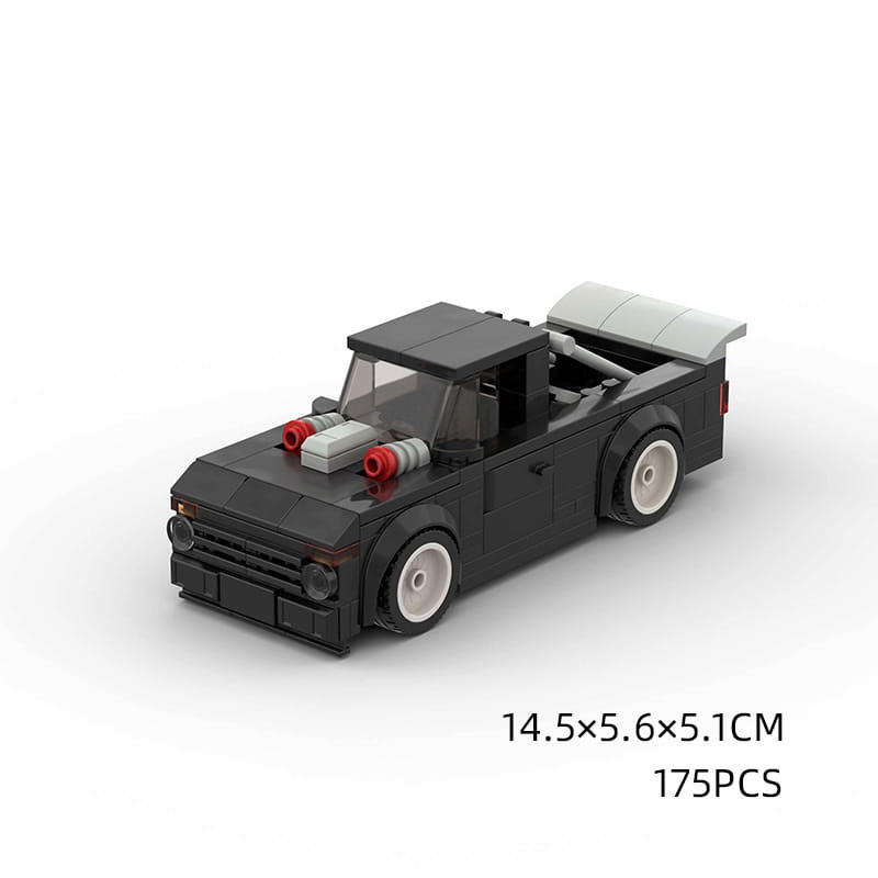 Camionnette LEGO noire avec une prise d’air sur le capot grise et des composants du moteur avec accents rouges, de l’ensemble de blocs de construction pour voiture de course moc éducatif.