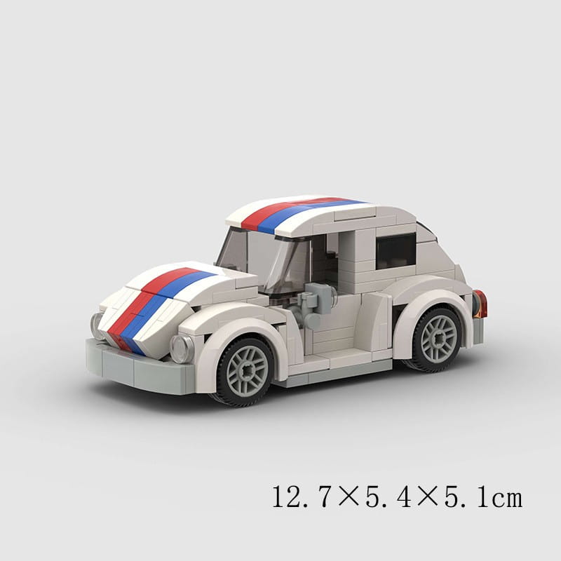Voiture de course en briques de construction LEGO Technic, modèle de Volkswagen Coccinelle, de type moc, avec des bandes de course rouges et bleues.