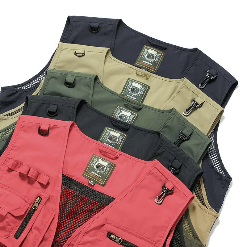 Eine lebhaft korallenfarbene taktische Wanderweste mit 14 Taschen, Mesh-Einsätzen zur Belüftung und robuster Stoffverarbeitung, ausgelegt für den Outdoor-Einsatz.