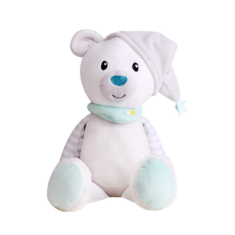 Eine weiche weiße Plüsch-Bär-Komfortlampe mit passender Schlafkappe und einem hellblauen Schal mit Sternendetails, gestaltet als musikalisches Babyspielzeug.