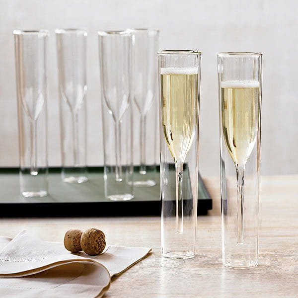 L’ensemble de flûtes à champagne en verre à double paroi transparentes, 115 ml, rempli d’un liquide doré pétillant.