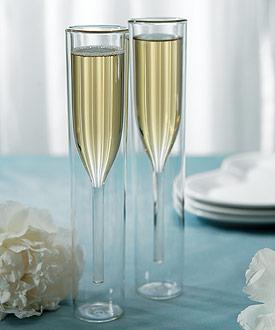 Deux flûtes à champagne élégantes en verre transparent à double paroi, chacune remplie d’un liquide doré, se tiennent côte à côte dans un ensemble de 115 ml.