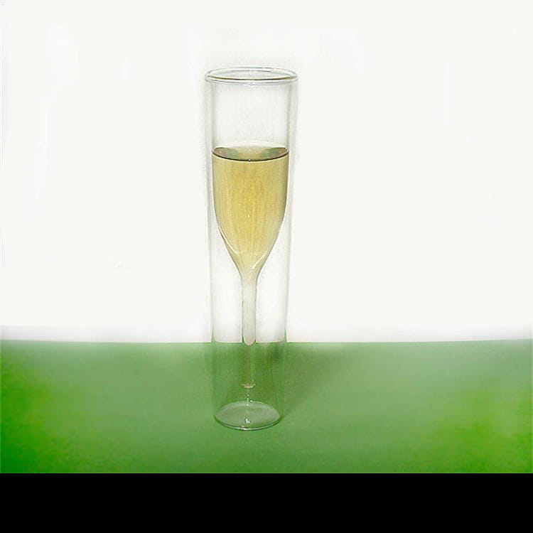 Une flûte à champagne en verre transparente à double paroi, remplie d’un liquide doré, conçue pour un service de champagne élégant, dans un ensemble de 115 ml.