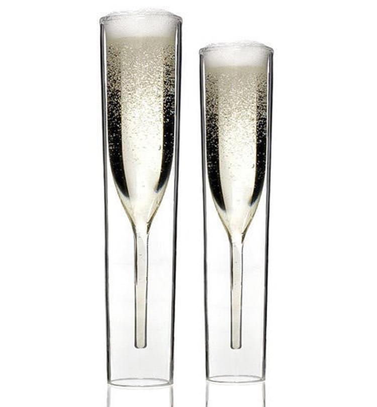 Une paire de flûtes à champagne à double paroi transparentes et élégantes, en verre, remplie d’un liquide pétillant, dans un ensemble de 115 ml.