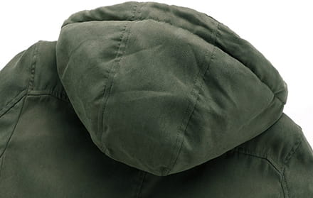 Chaqueta de invierno acolchada con forro polar para tallas grandes en color verde oliva, con capucha acolchada con acolchado acolchonado visible y textura suave acolchada.