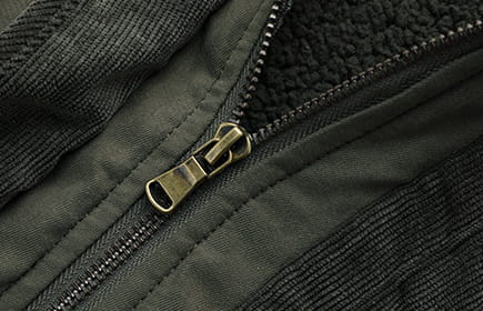 Chaqueta de invierno acolchada con forro polar para tallas grandes con material de pana verde oscuro, cierre con cremallera y tirador metálico.
