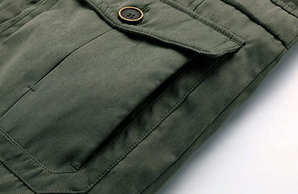 Pantalones cargo color verde oliva con bolsillo de solapa con botones y costuras reforzadas, combinados con una chaqueta de invierno acolchada con forro polar para tallas grandes.