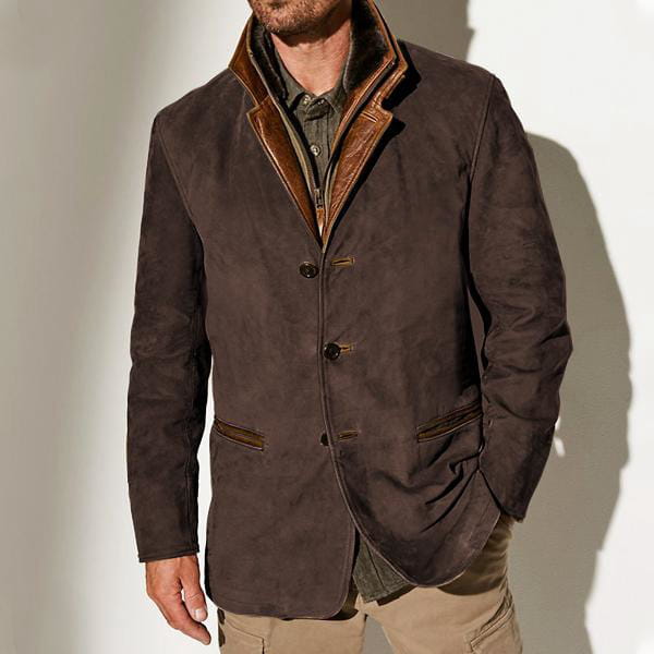 Chaqueta de trabajo para hombre en ante con cuello de pelo, en color marrón, con cuello y ribetes de cuero camel a contraste.