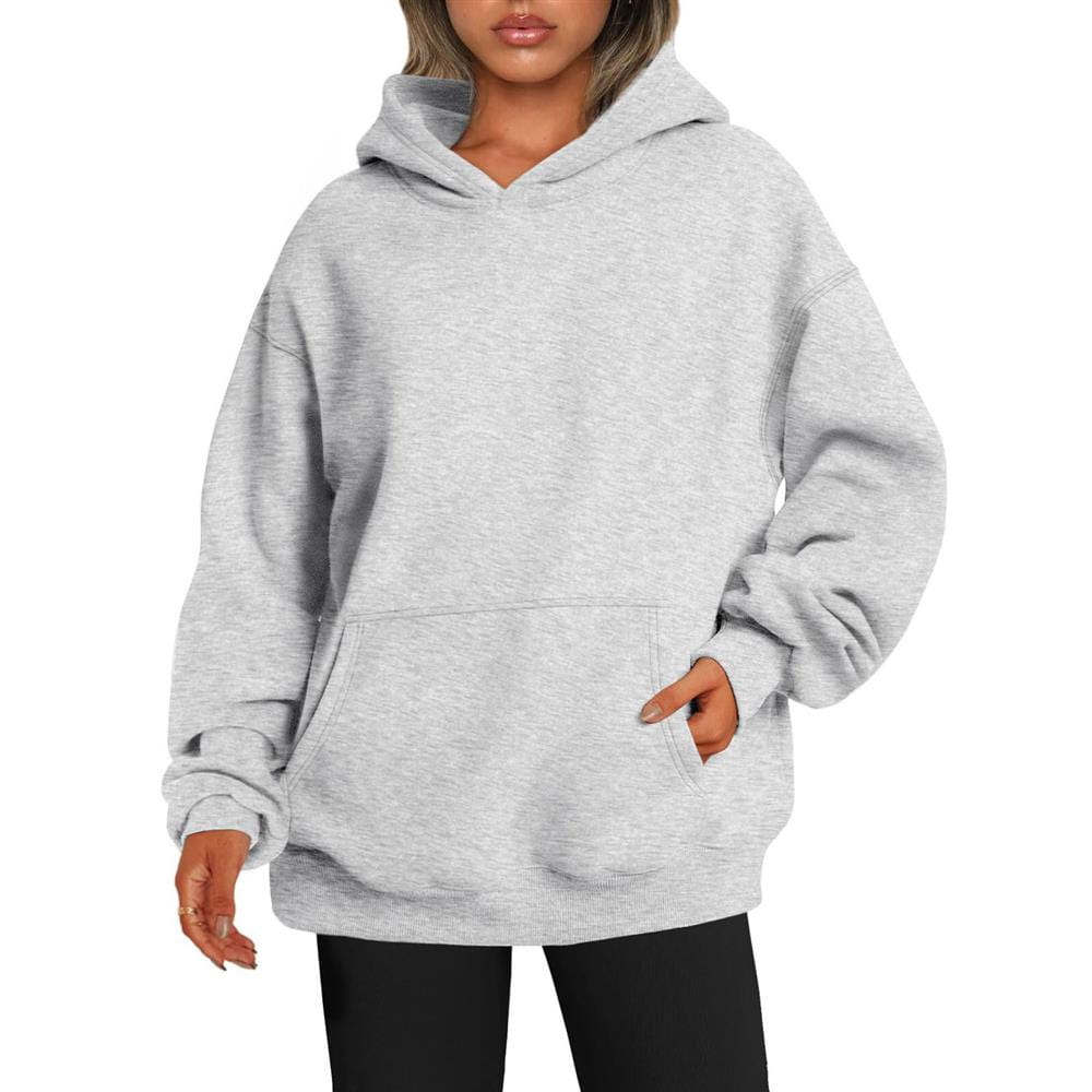 Un sweat à capuche surdimensionné unisexe en gris chiné doux, réalisé dans une matière confortable, avec une poche avant et une capuche à cordon de serrage.