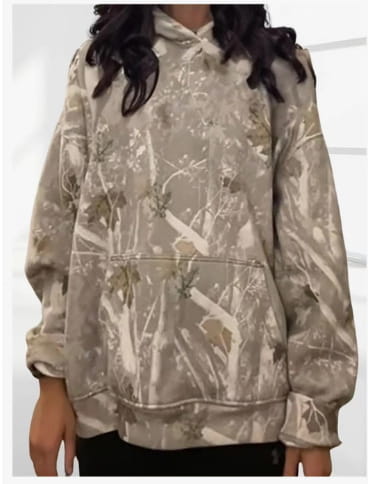 Un sweat à capuche surdimensionné unisexe rétro en tricotage tie-dye 3D beige, avec motif camouflage, une poche kangourou sur l’avant et des manches longues.