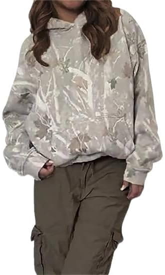 Un sweat à capuche surdimensionné unisexe douillet, au motif camouflage délavé, avec des tons gris et beige doux.