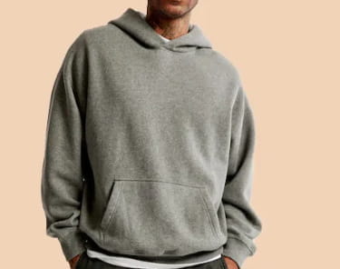 Un sweat à capuche surdimensionné unisexe rétro en tricotage tie-dye 3D gris chiné, avec une poche kangourou sur l’avant et des poignets côtelés.
