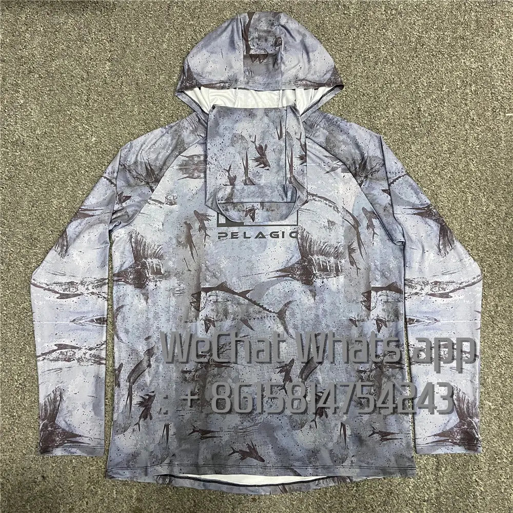 Sudadera con capucha para pesca de hielo de seda tipo pelágico con protección UV para hombre en color gris y negro con patrón de marlín, con mangas largas y forro interior blanco, con el logotipo de la marca Pelagic en el pecho.