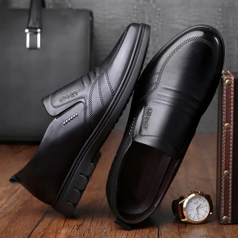 Chaussures mocassin sans lacet en cuir noir pour homme, avec une finition polie et élégante, des détails de surpiqûres discrets et une semelle antidérapante.
