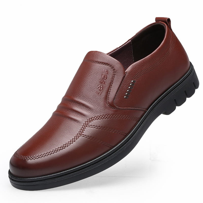 Chaussure pour homme en cuir marron, avec semelle antidérapante en caoutchouc noir et finitions cousues.