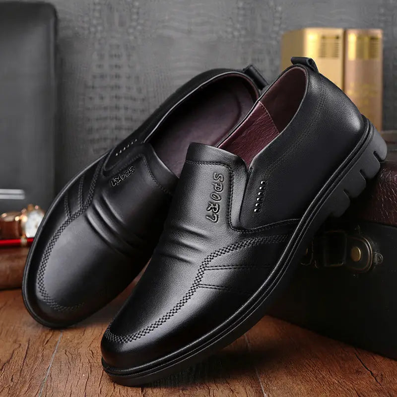 Chaussures mocassin sans lacet en cuir noir pour homme, avec finitions cousues et une semelle texturée antidérapante.
