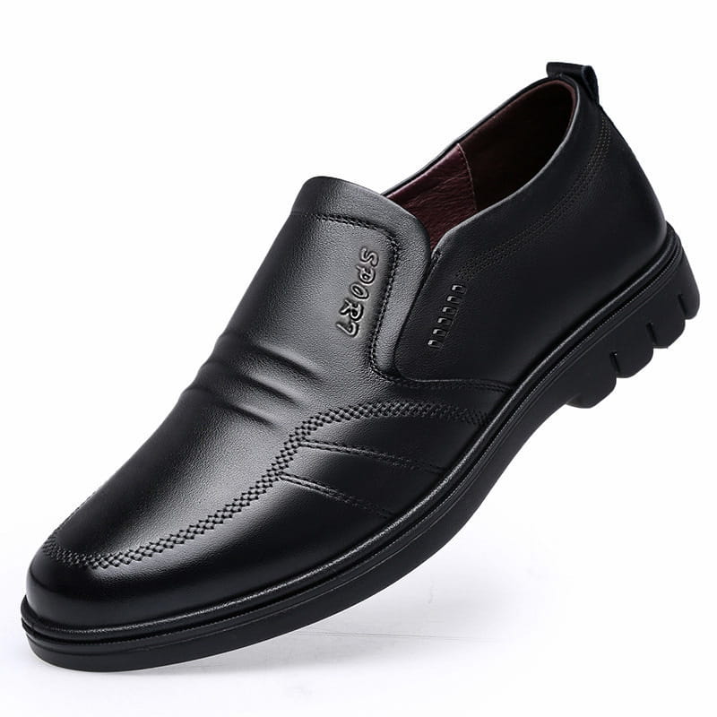 Chaussure mocassin sans lacet en cuir noir pour homme, avec semelle texturée antidérapante et finitions cousues.
