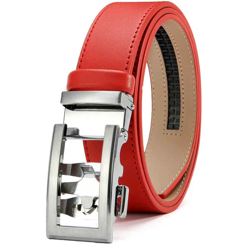 Cinturón de cuero rojo con hebilla automática de acabado plateado, diseñado para vestimenta business casual para hombre.