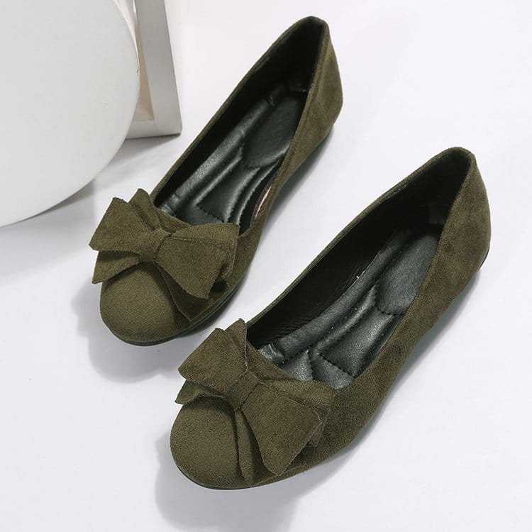 Women’s magenta suede bow round toe flat gommino loafers featuring matching bow accents for elegant wear.