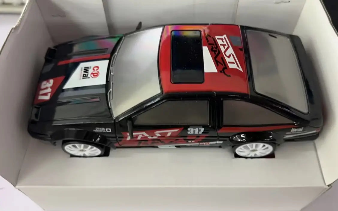 Modèle de voiture de rallye en alliage moulé noir et rouge avec le numéro de course blanc 317 et des logos sponsor Izumi, présenté dans un emballage de marque pour une voiture de drift RC 4WD à haute vitesse, télécommandée, type GTR, jouet.