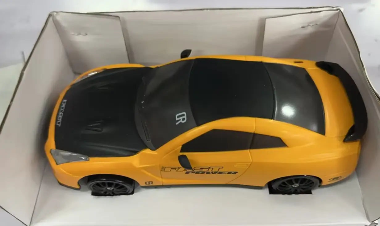 Voiture de drift RC jaune et noire 4WD à haute vitesse, télécommandée, type GTR, jouet, avec des autocollants de puissance rapides sur la carrosserie.