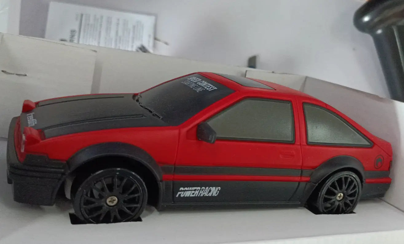 Voiture de drift RC 4WD à haute vitesse, télécommandée, type GTR, jouet, avec une carrosserie en métal moulé rouge et noire et des autocollants de course de puissance.
