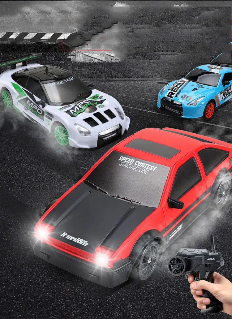 Voiture de drift RC rouge et noire 4WD à haute vitesse, télécommandée, type GTR, jouet, avec un marquage Freedom sur le capot.