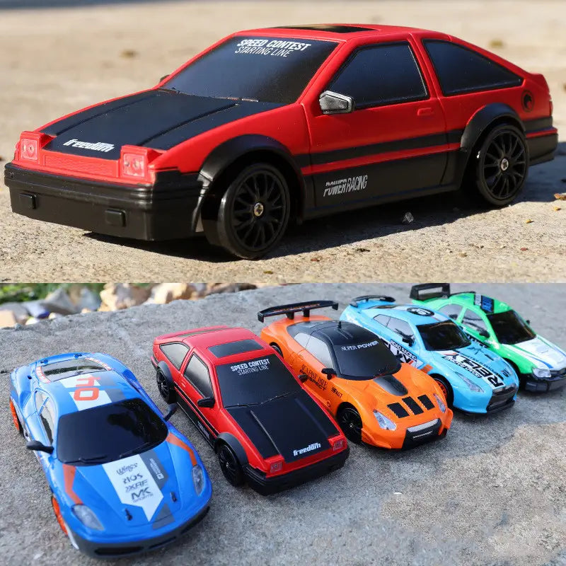 Voiture de drift RC en métal moulé rouge et noire 4WD à haute vitesse, télécommandée, jouet de GTR, avec un autocollant de ligne de départ de concours de vitesse sur le pare-brise.