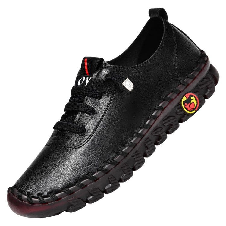 Schwarzer handgefertigter PU-Lederschuh mit flacher Naht und lässiger Casual-Passform, mit sichtbaren Nähten entlang der Sohle und einem roten sowie gelben Logo an der Seite.