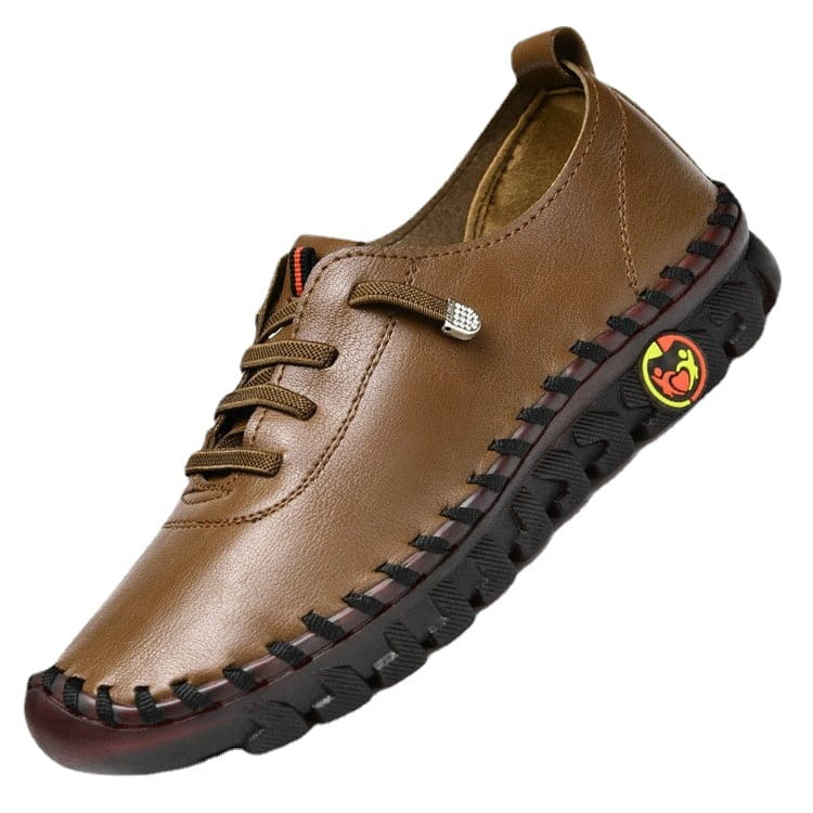 Handgefertigter PU-Lederschuh mit flacher Naht und lässiger Casual-Passform in Braun, mit schwarzen, genähten Details und einer strukturierten Gummisohle.