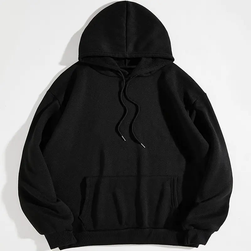 Sweat à capuche noir avec cordons et poche frontale, arborant un design streetwear oversize pour un confort décontracté.
