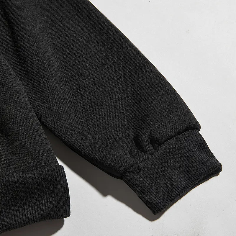 Manche en maille côtelée noire avec un revers élastique ajusté sur un sweat à capuche streetwear oversize « do what makes you happy ».