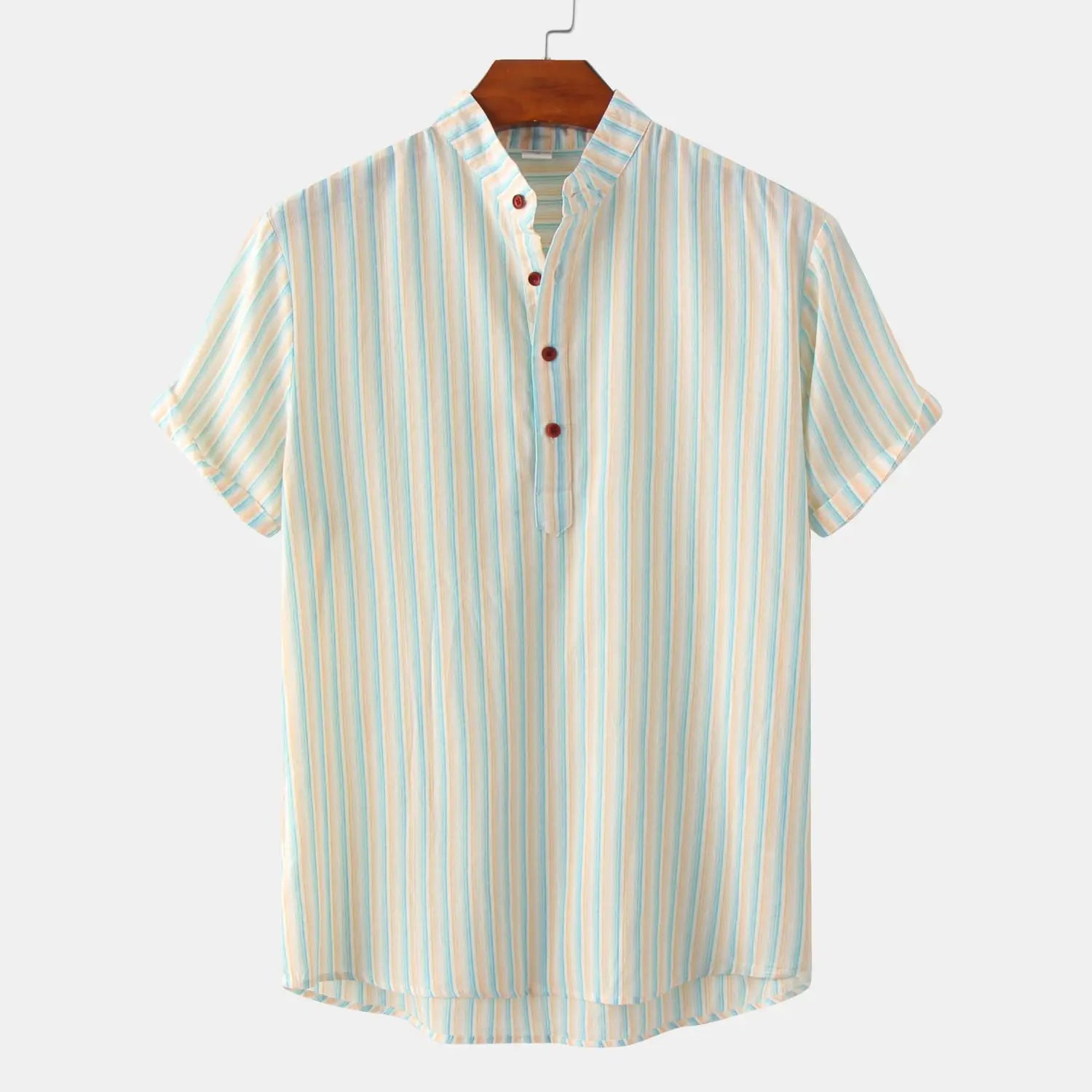 Camisa de algodón con mezcla de rayas verticales y cuello tipo mandarina para hombre, en azul claro y crema, de manga corta y botones rojo oscuro.