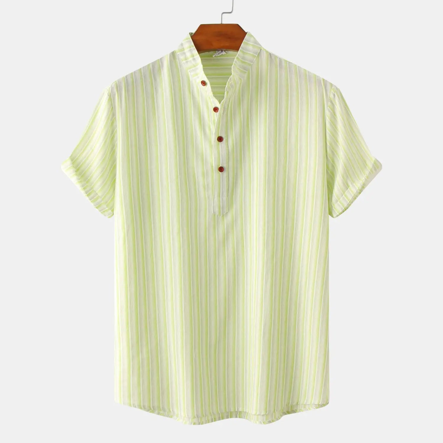 Camisa de algodón con mezcla de rayas verticales y cuello tipo mandarina para hombre, en verde claro y blanco, con manga corta y botones marrones.