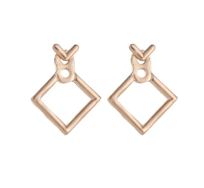 Roségoldene geometrische Tropfenohrringe mit einem hohlen, diamantförmigen Rahmen und einer kleinen V-förmigen Kerbe am oberen Ende aus der Kollektion der geometrischen Goldpfeil- und hohlen Quadratohrstecker.