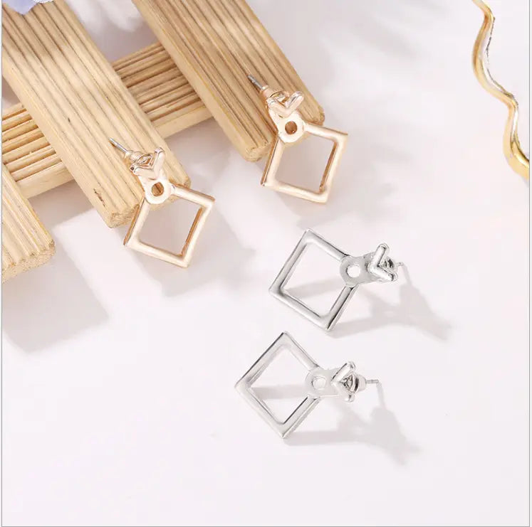 Gold- und silberfarbene Ohrstecker mit eckigem Rahmen und minimalistischer geometrischer Gestaltung in Goldpfeil- und hohlen Quadratformen