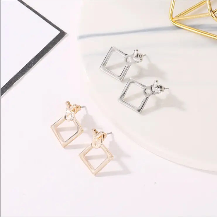 Silber- und goldfarbene geometrische Tropfenohrringe mit offenen Quadratrahmen aus der Kollektion der geometrischen Goldpfeil- und hohlen Quadratohrstecker.