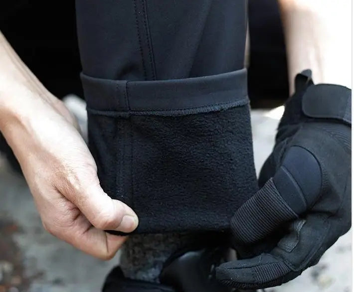 Schwarze taktische Hosen mit fleecegefüttertem Bündchen und verstärkter Naht, dargestellt im Set aus Herren-Taktikfleecejacke und Cargohosen.