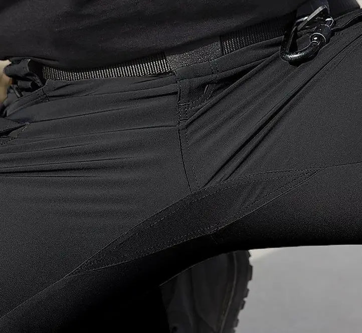 schwarze taktische Cargohosen mit verstärkter Naht und strapazierfähigem, mattiertem Finish-Stoff aus dem Set aus Herren-Taktikfleecejacke und Cargohosen