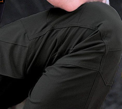 dunkelolivfarbene taktische Cargohosen mit verstärkter Naht und mehreren Utility-Taschen, kombiniert mit einem Set aus Herren-Taktikfleecejacke und Cargohosen