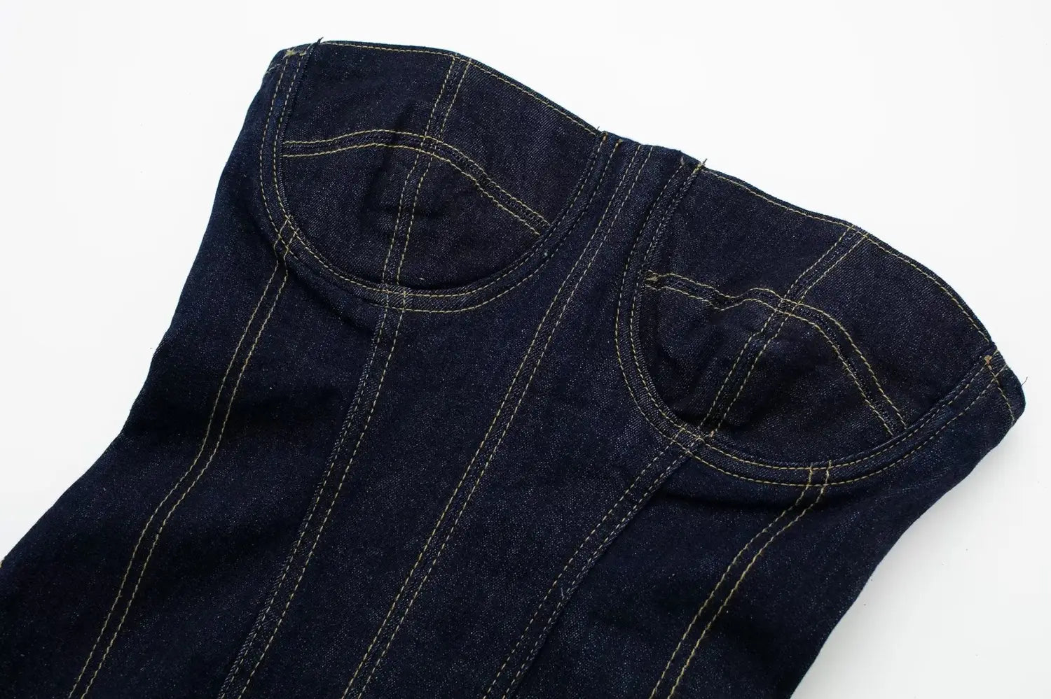 Robe midi sans bretelles en denim bleu foncé avec corset, surpiqûres claires contrastantes et coutures structurées avec détail de fermeture à glissière.