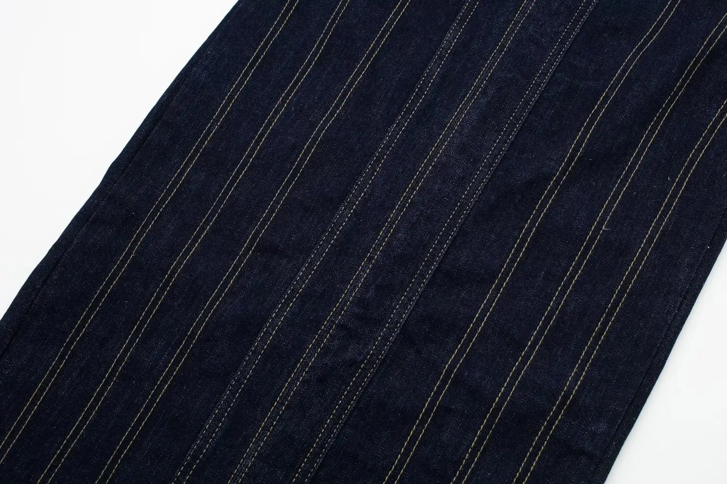 Robe midi sans bretelles en denim à rayures fantaisie en tissu indigo foncé, avec des rayures verticales plus claires discrètes et détail de fermeture à glissière.