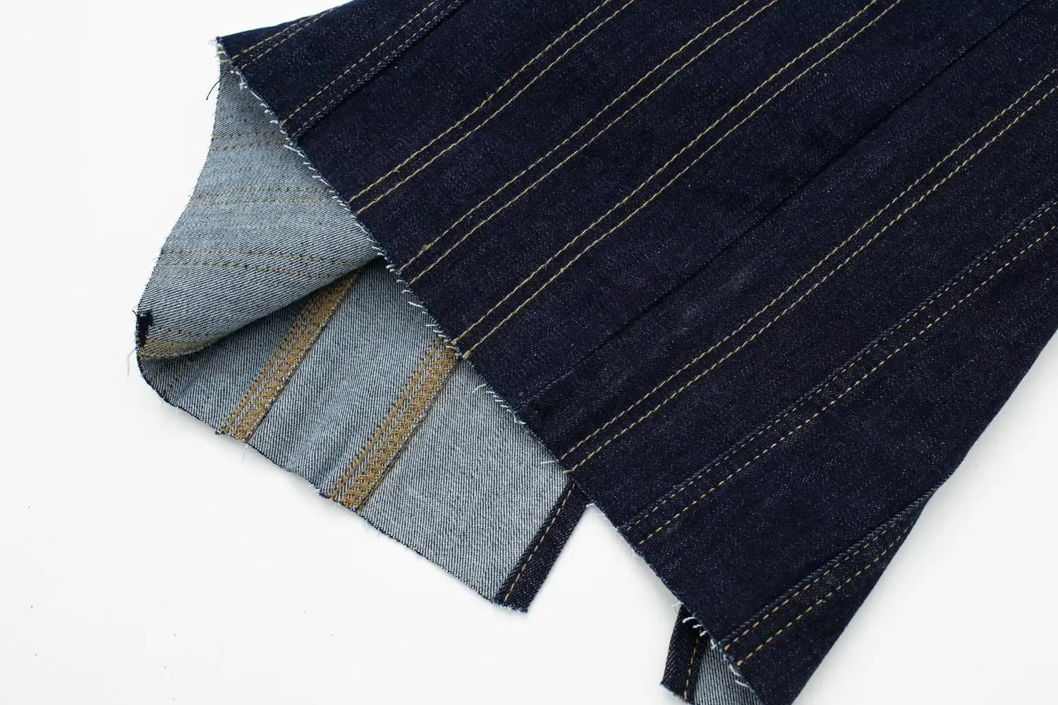 Robe midi sans bretelles en denim à rayures fantaisie avec détail de fermeture à glissière en denim bleu foncé, présentant des rayures verticales discrètes et une doublure intérieure gris clair contrastante.