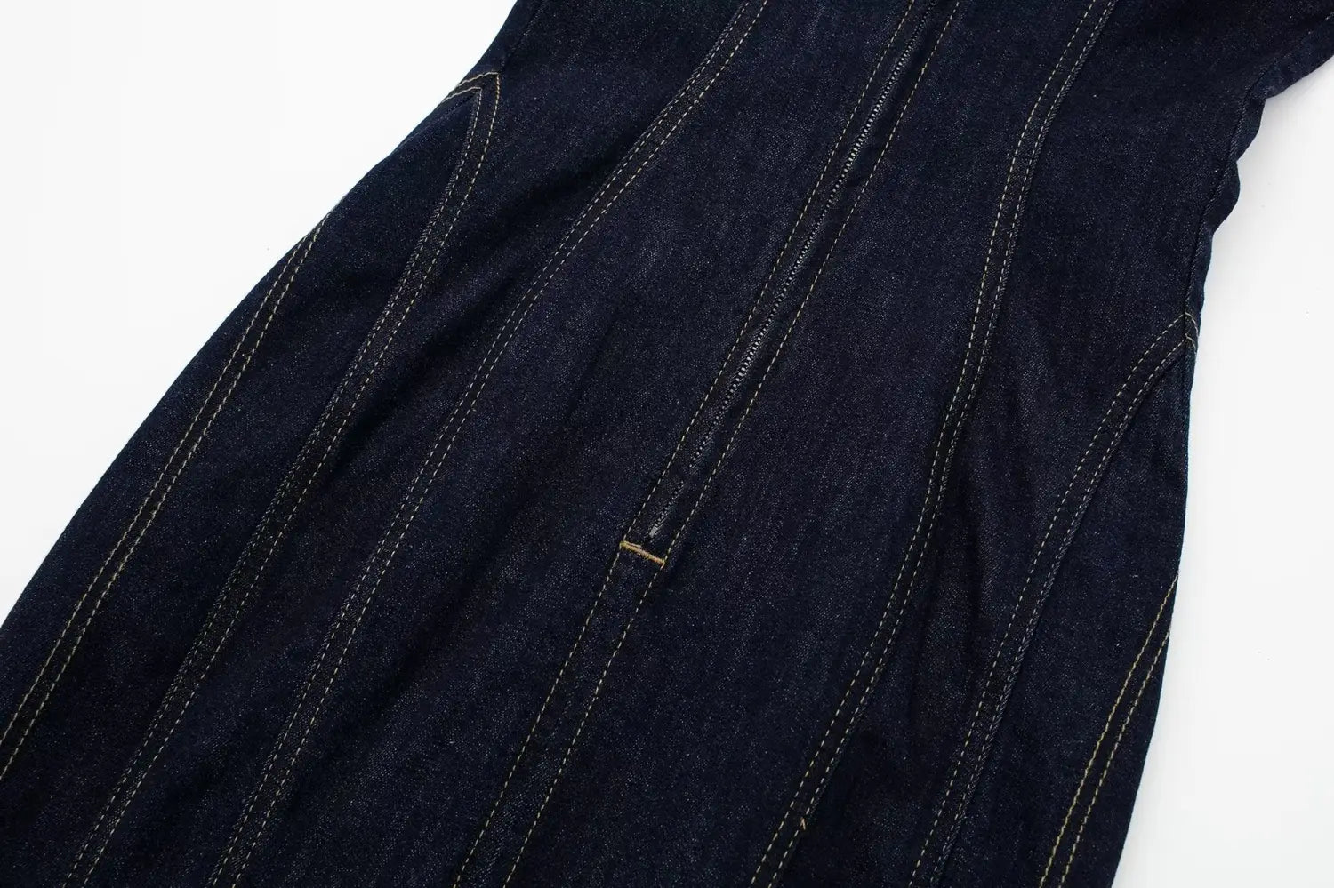 Jupe en denim indigo foncé avec surpiqûres claires contrastantes et détail de fermeture centrale à glissière, présentée dans le cadre de la robe midi sans bretelles en denim à rayures fantaisie.