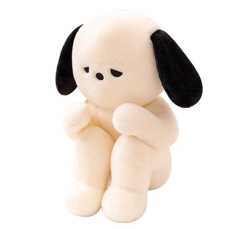 Emo-Welpen-Plüschhund, cremefarben, gefülltes Spielzeug mit schwarzen Schlappohren und einfachen bestickten Gesichtszügen in einer kuscheligen Haltung.