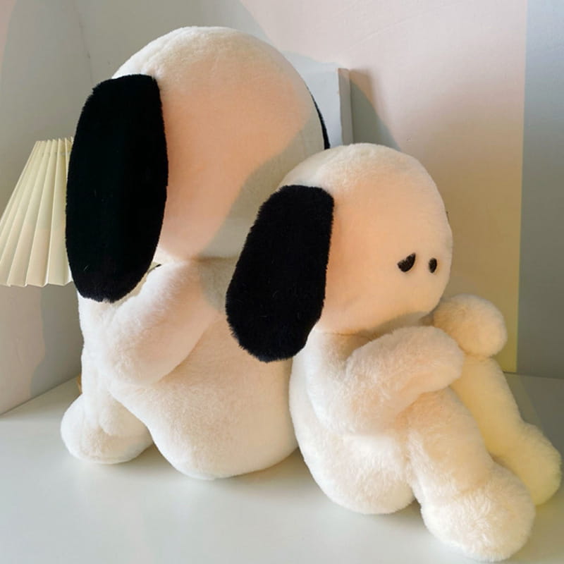 Emo-Welpen-Plüschhund, cremefarben, Schlappohren-Gefülltes Spielzeug mit weichen weißen und schwarzen Snoopy-Plüschfiguren mit flauschigen Texturen.