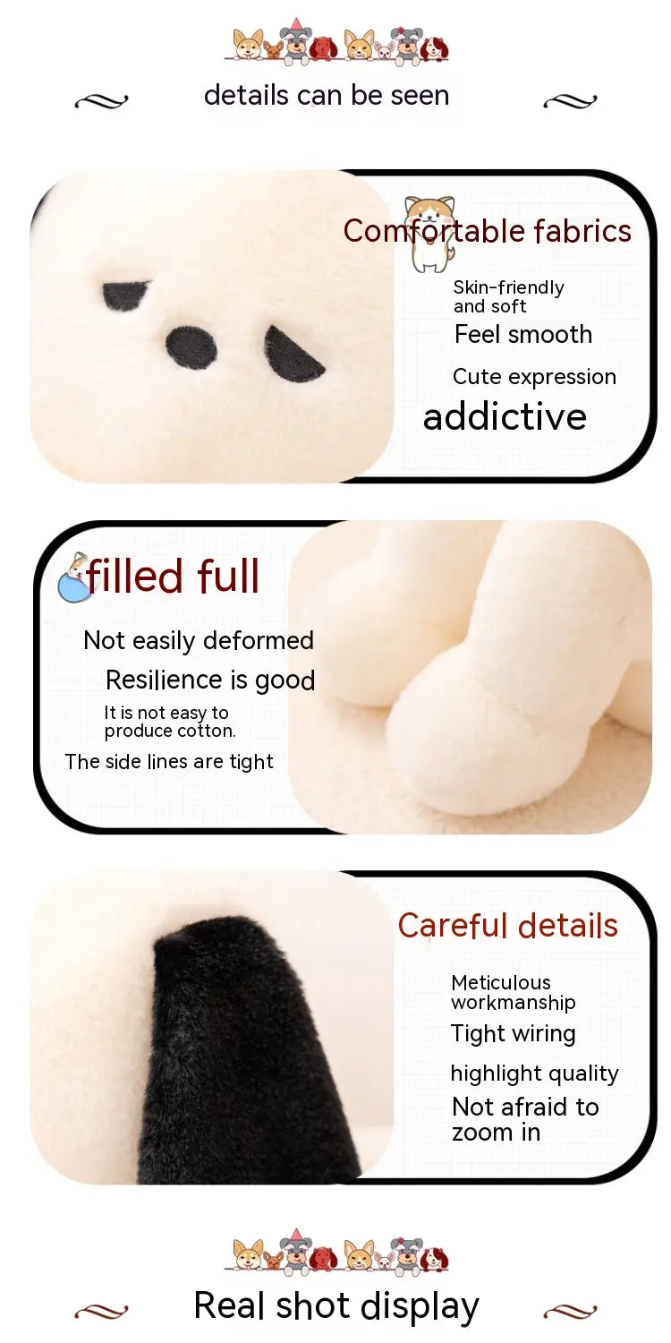 Ein cremefarbener Emo-Welpen-Plüschhund mit Schlappohren und weichen, rundlichen Merkmalen aus Plüschmaterial mit schwarzen bestickten Augen.
