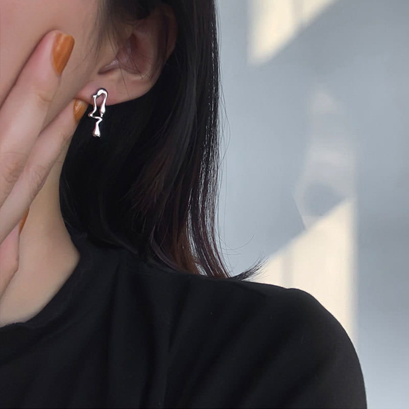 Silberne, abstrakte Tropfenohrringe in Form eines Gesichts mit einem minimalistischen, skulpturalen Design aus der Kollektion asymmetrischer Ohrstecker aus flüssigem Silberlava.