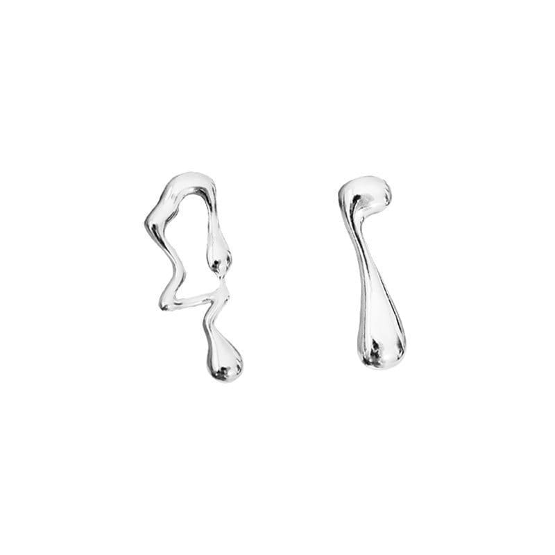 Asymmetrische Ohrstecker aus flüssigem Silberlava mit einer abstrakten, glatten, flüssigkeitsartigen Gestaltung in Silber.