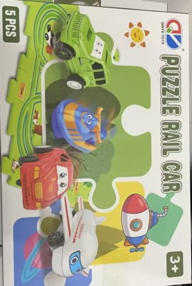 Coches de juguete de caricatura verde, rojo y azul sobre una placa del set de rompecabezas de vagón de tren para pista eléctrica diy en la escena educativa de la ciudad, con rieles de rompecabezas interconectables para el aprendizaje y el juego interactivos.